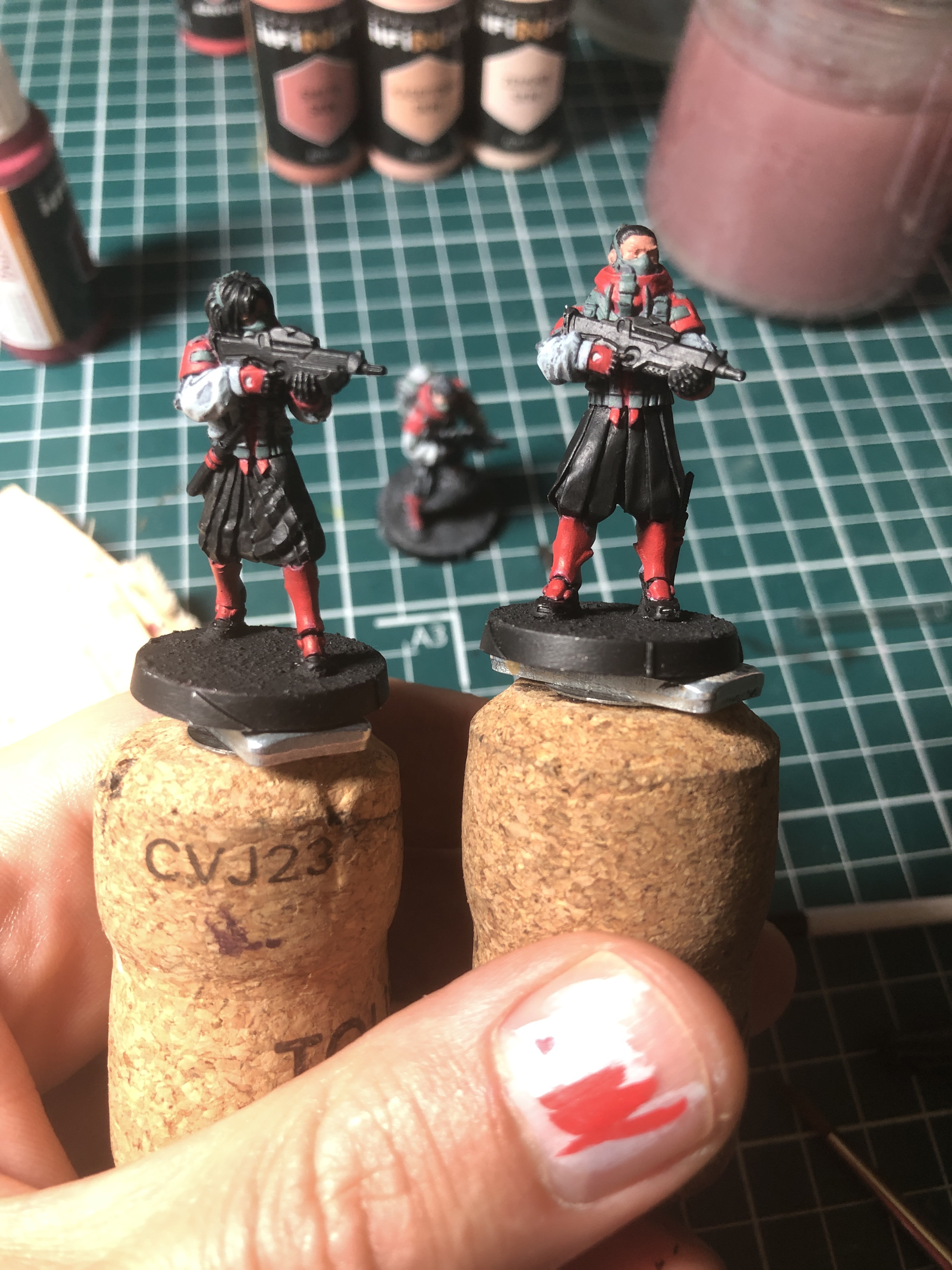 Deux senkus en cours de peinture
