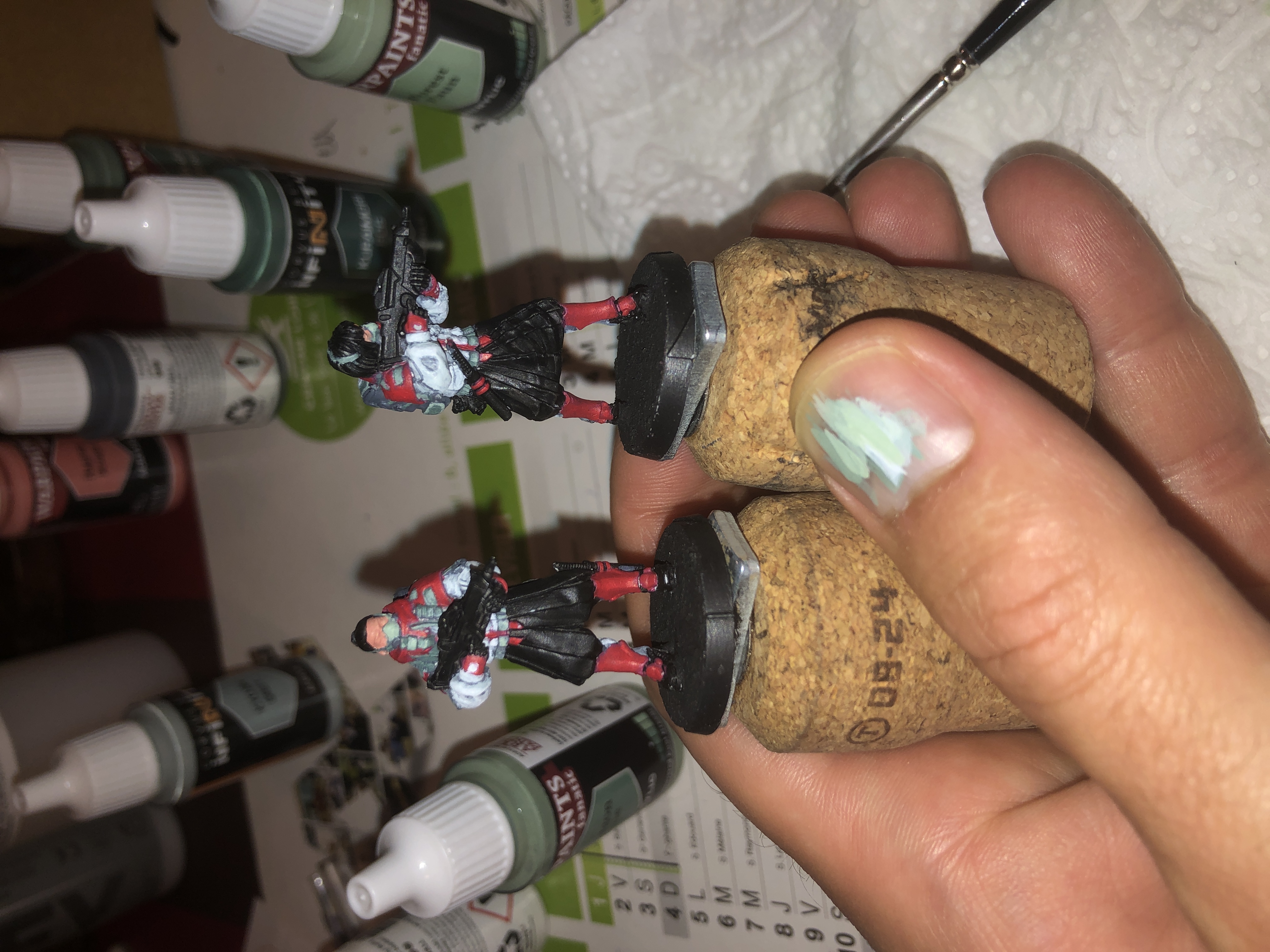 Deux senkus en cours de peinture.
